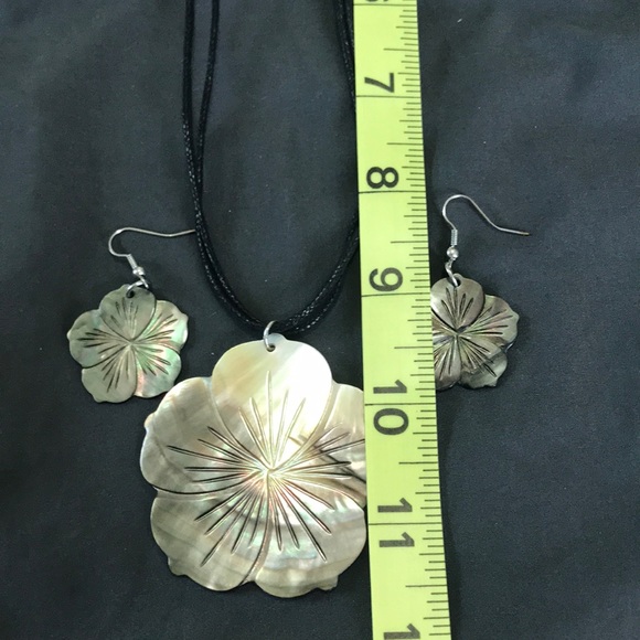 Shell necklace earrings set from Hawai’i - Picture 9 of 10